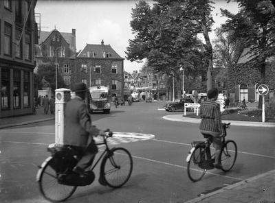 400139 Gezicht op het Janskerkhof te Utrecht, vanaf de hoek met de Korte Jansstraat, met op de voorgrond twee fietsers.